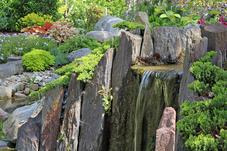 Glende Gartenbau Landschaftsbau Wasser im Garten: Beispiel Bachlauf Wasserfall Region Hannover
