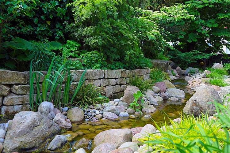 Glende Gartenbau Landschaftsbau Wasser im Garten: Beispiel Bachlauf Mauer Gestaltung Region Hannover