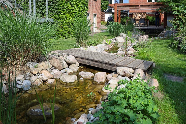 Glende Gartenbau Landschaftsbau Wasser im Garten: Beispiel Bachlauf Gestaltung Region Hannover